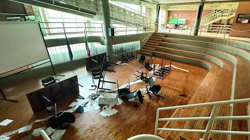L’aula magna dell’Isis Mattei, tra le aule danneggiate dall’azione dei vandali nella notte tra domenica e ieri
