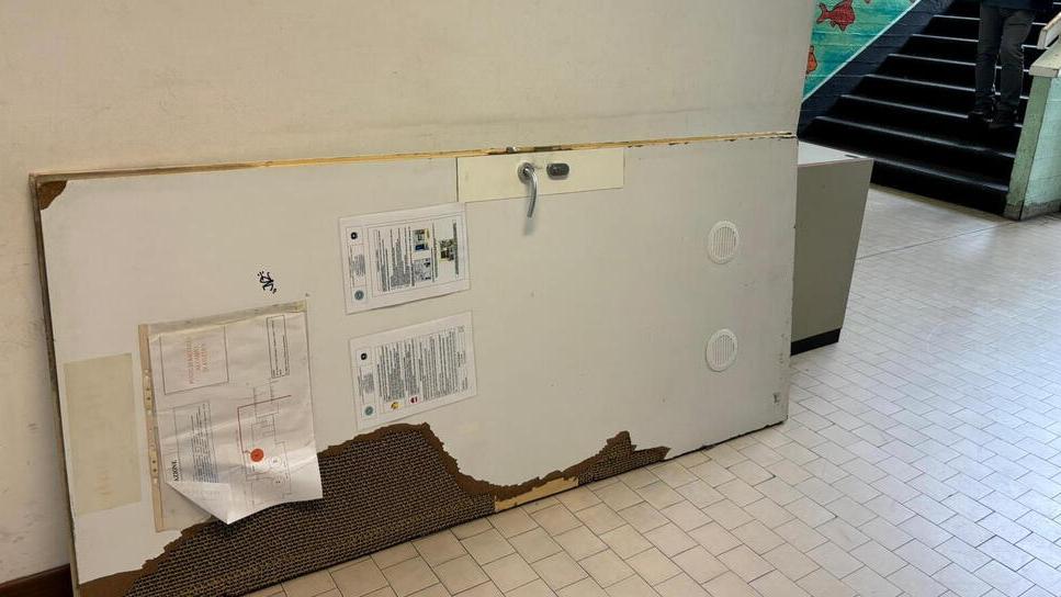 Pisa, occupato il liceo Buonarroti: vandalismi e danni durante il blitz notturno. Denunce in arrivo
