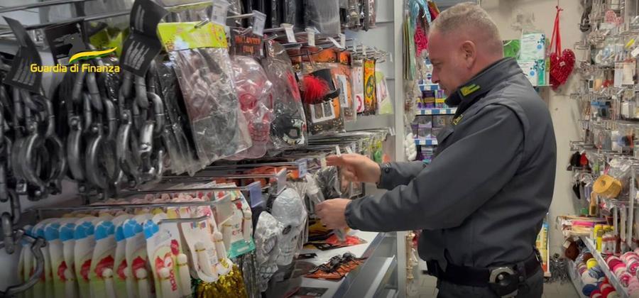 Viareggio, sequestrati 6.500 accessori per il Carnevale – Video