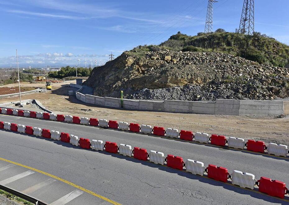 Il cantiere su viale Unità d’Italia per la realizzazione della rotatoria al Gagno con la bretellina diretta alle nuove banchine del porto (foto Paolo Barlettani)