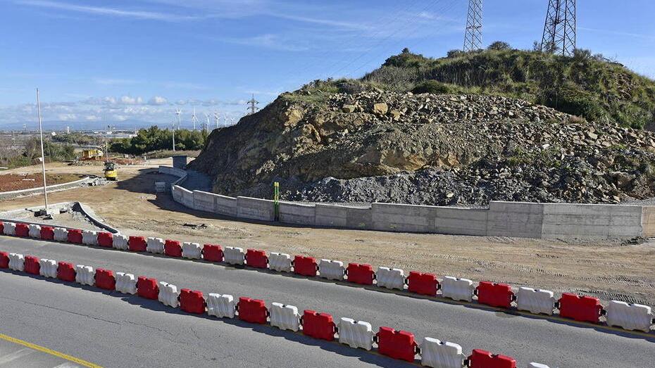 Il cantiere su viale Unità d’Italia per la realizzazione della rotatoria al Gagno con la bretellina diretta alle nuove banchine del porto (foto Paolo Barlettani)