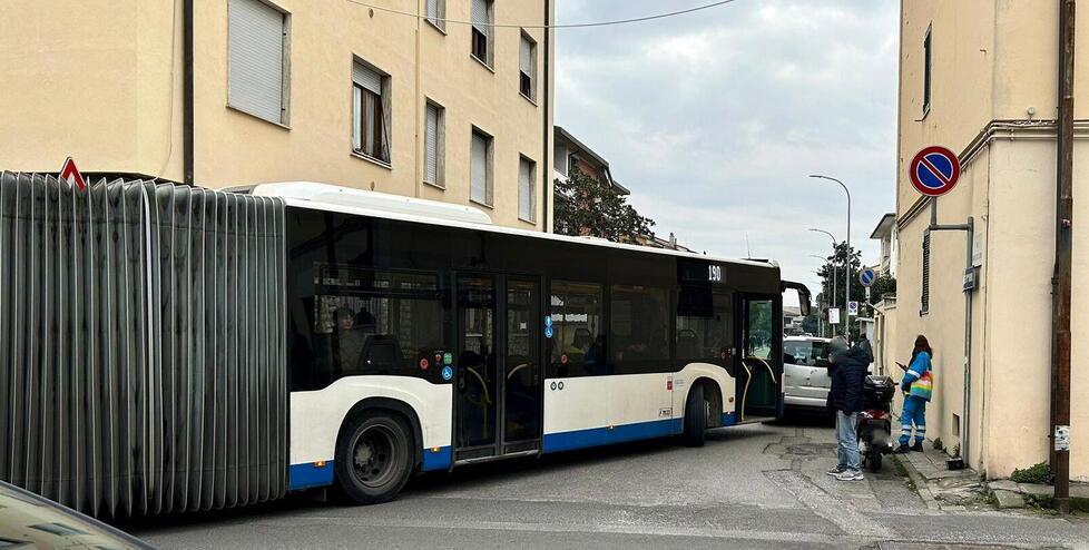 L'autobus rimasto bloccato all’incrocio lo scorso 1° febbraio dalle 13,05 alle 14,07 causando disservizi in modo particolare agli studenti del complesso Marchesi