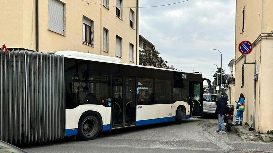 L'autobus rimasto bloccato all’incrocio lo scorso 1° febbraio dalle 13,05 alle 14,07 causando disservizi in modo particolare agli studenti del complesso Marchesi