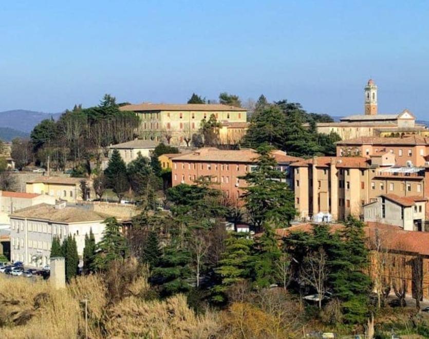 Tre ore per portare un cardiopatico dall’ospedale di Volterra al Lotti: «Colpa della politica»