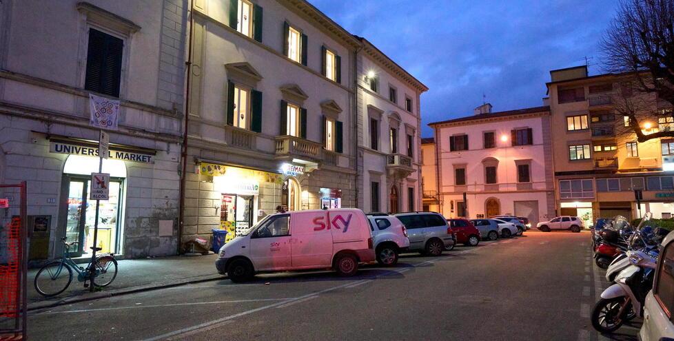 Una vista di piazza don Minzoni alla stazione spesso teatro di risse e disordini che secondo la sindaca sono causati proprio dall’abuso di alcol