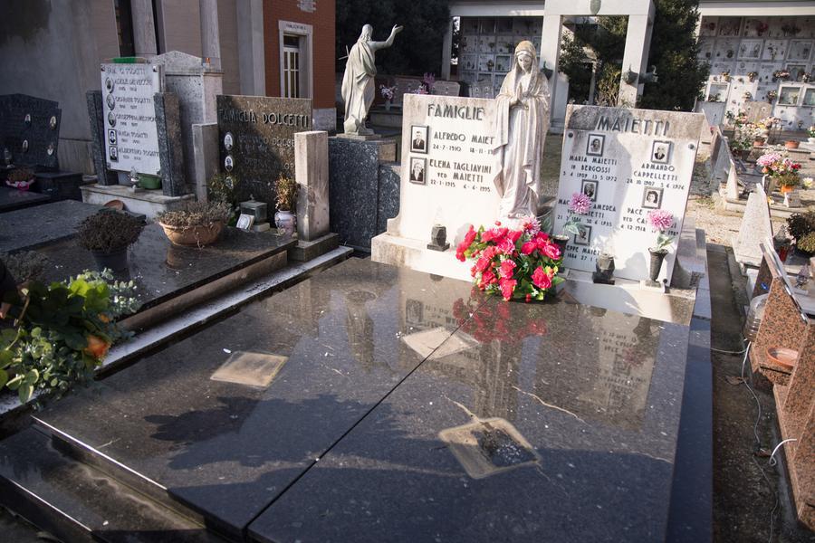 Mizzana, vasi rubati al cimitero e fiori abbandonati sopra le tombe