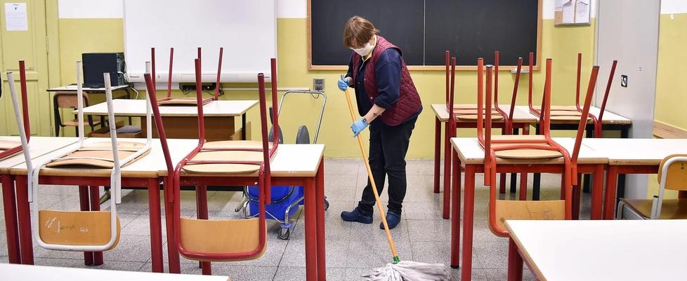 Una custode al lavoro in una scuola (foto d’archivio)