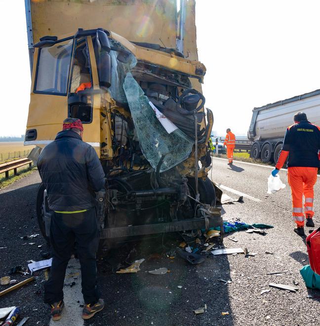 Modena, la tragedia in autostrada: camionista di 43 anni muore incastrato nel tir<br>
