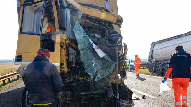 Modena, la tragedia in autostrada: camionista di 43 anni muore incastrato nel tir<br type="_moz" />
