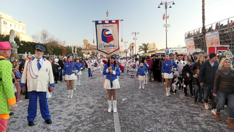 Carnevale di Viareggio, corso a rilento: «Ma ciò che conta è garantire lo spettacolo». Priscilla Borri rischia la multa