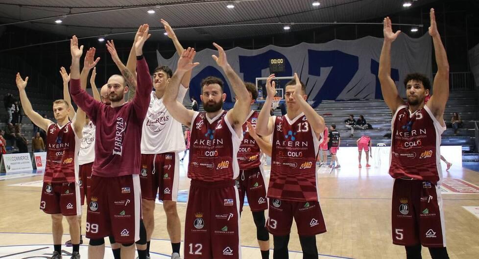 Il saluto della squadra ai tifosi presenti sabato sera (foto da FB Libertas)