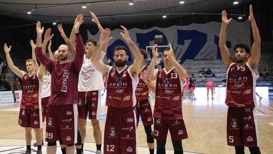 Il saluto della squadra ai tifosi presenti sabato sera (foto da FB Libertas)