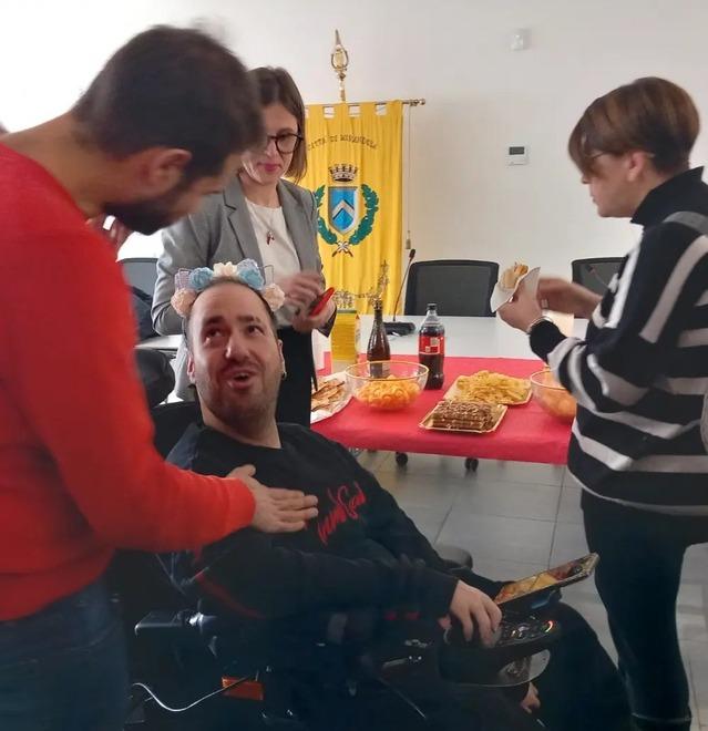 Mirandola, Investito in carrozzina da un’auto: Pietro torna al lavoro ed è festa<br type="_moz" />
