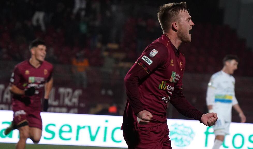 Il giovane attaccante Isaias Delpupo (classe 2003) esulta dopo un gol segnato con la maglia del Pontedera (foto Silvi)