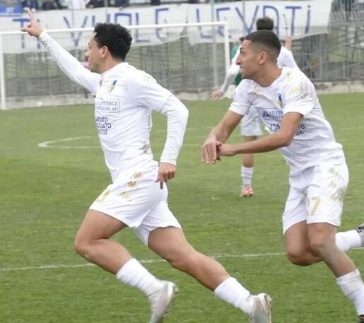 L’esultanza di Santarpia dopo la trasformazione del rigore che è valsa la vittoria sul Progresso