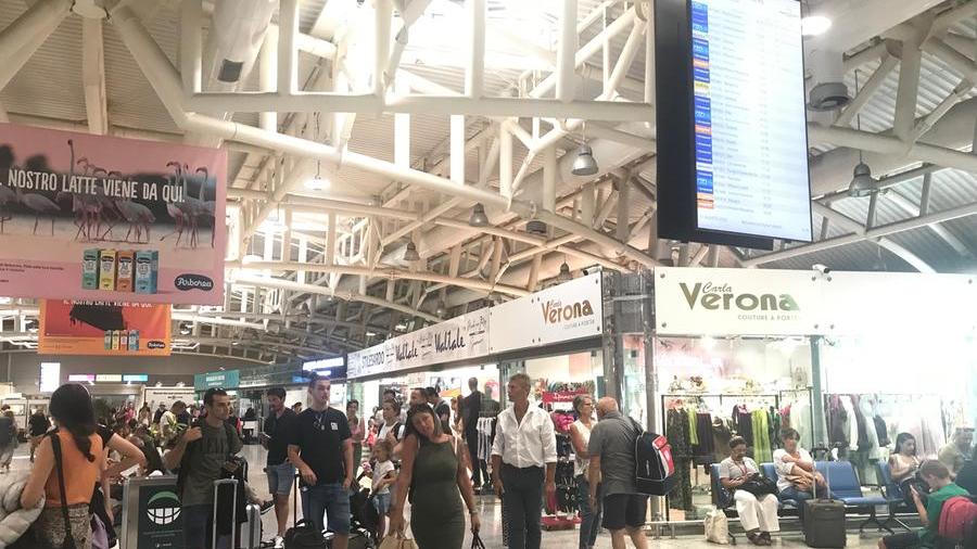 Passeggeri in transito all'aeroporto di Cagliari-Elmas