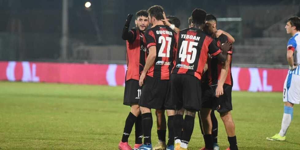 L’abbraccio dei compagni di squadra a Robert Gucher dopo il primo gol realizzato contro la Spal al 44’ pt (foto Sernacchioli)