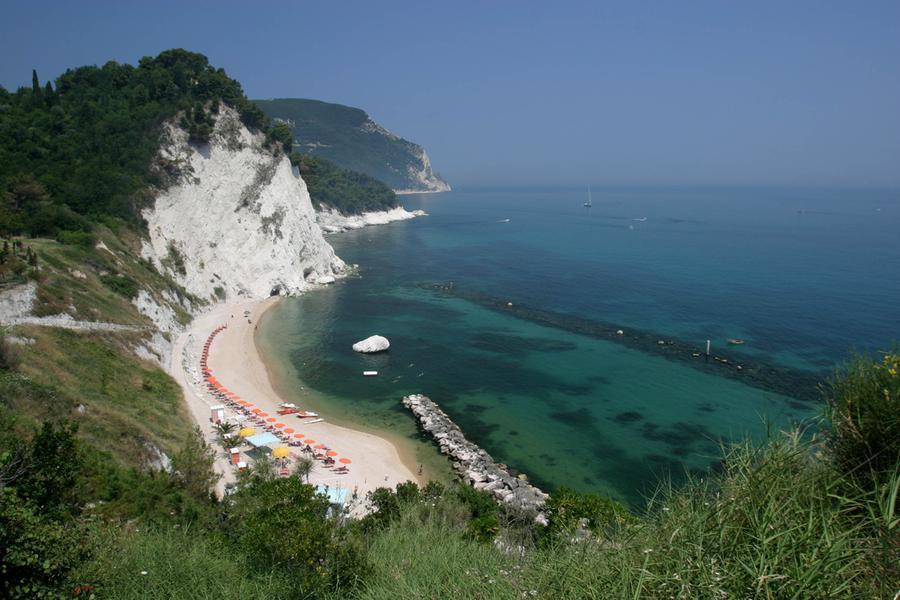 Dillo al direttore: l'esempio Marche, nel turismo ci vuole gentilezza