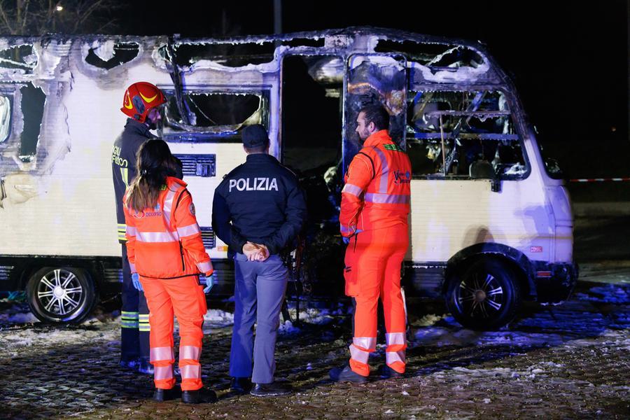 Ferrara, camper in fiamme, due morti