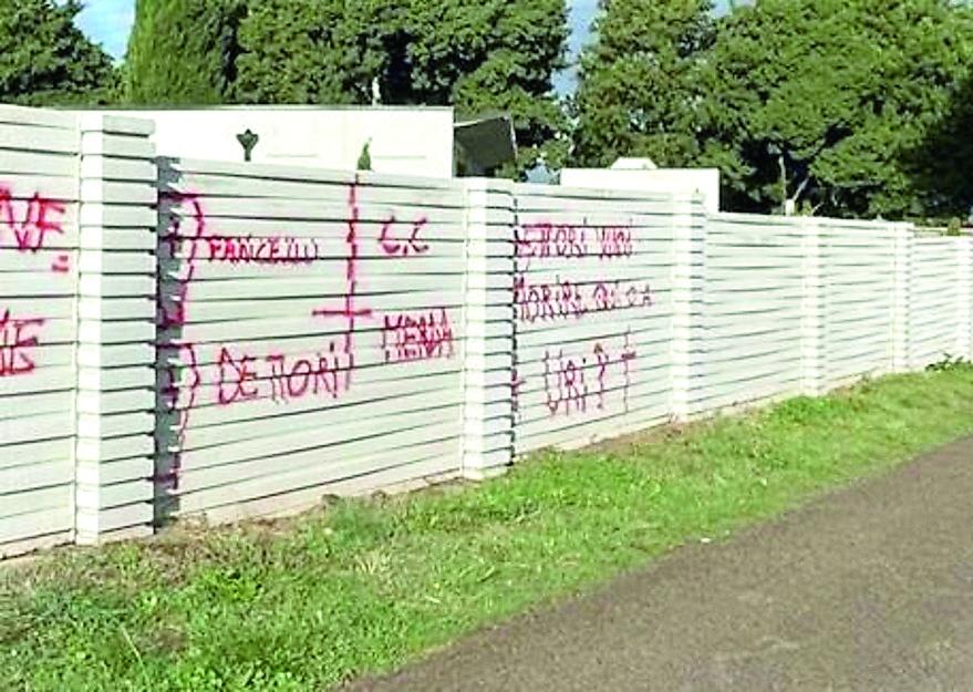 Pozzomaggiore, nuove minacce contro i carabinieri: le scritte sui muri della parrocchia