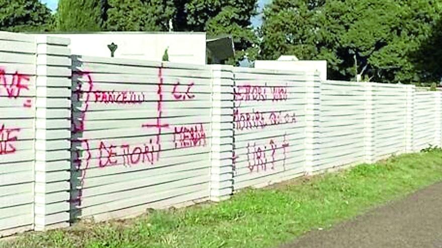 Pozzomaggiore, nuove minacce contro i carabinieri: le scritte sui muri della parrocchia