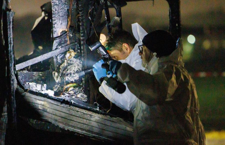 Camper in fiamme a Ferrara, madre e figlio carbonizzati