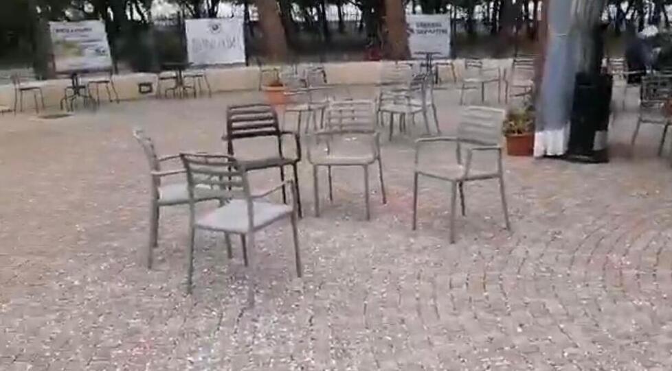 Livorno, Chalet della Rotonda: forzano il cancello e rubano trenta tavoli esterni<br>
