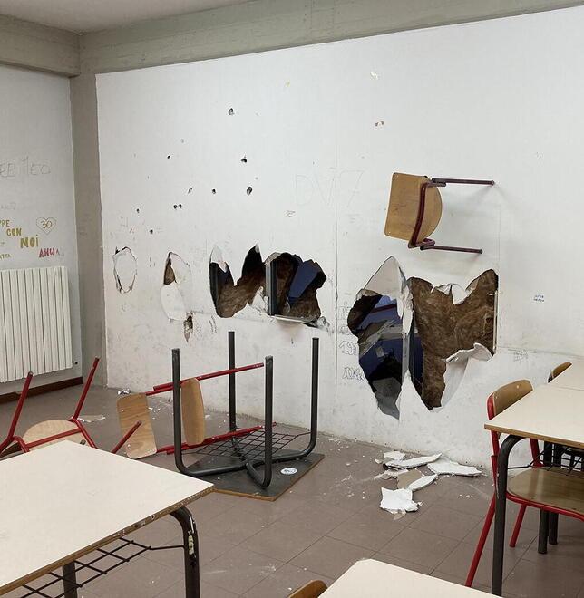 Nella foto la parete di cartongesso sfondata dai vandali con sedie e banchi (foto Michele Falorni/Silvi)