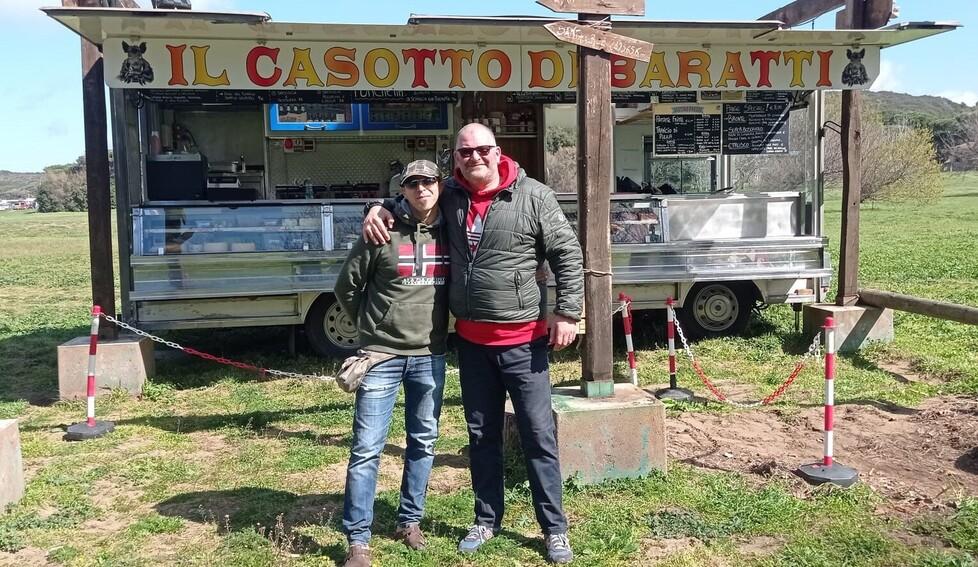 Da sinistra Fabio Russo e Giovanni Procopio davanti alla loro storica paninoteca su ruote “Il Casotto di Baratti”