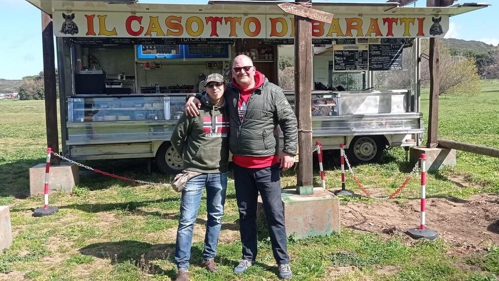 Da sinistra Fabio Russo e Giovanni Procopio davanti alla loro storica paninoteca su ruote “Il Casotto di Baratti”