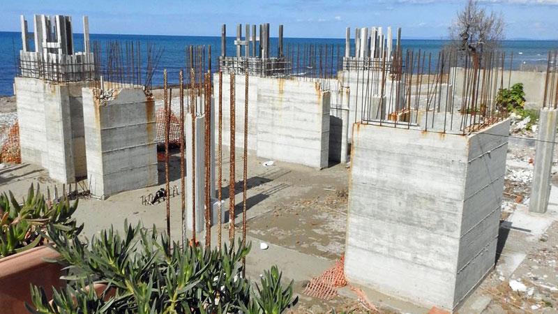 Il cantiere dell’ex Faro a S. Vincenzo (foto Paolo Barlettani)