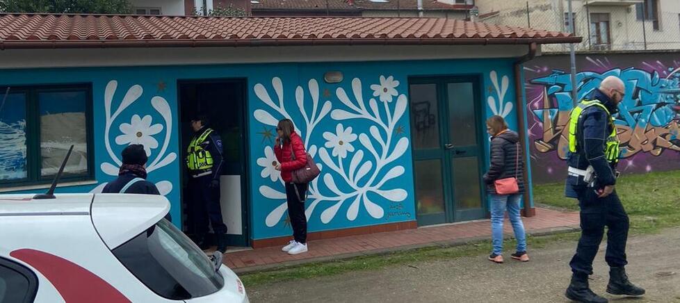 La polizia municipale e addetti del Comune durante i controlli al piccolo edificio presente nel parco dell’Albereta a Pontedera dove si sono verificati i vandalismi poi oggetto di polemiche sui social network