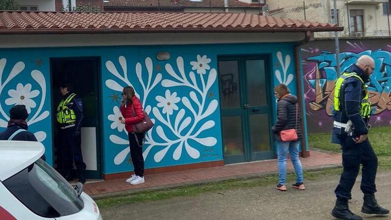 La polizia municipale e addetti del Comune durante i controlli al piccolo edificio presente nel parco dell’Albereta a Pontedera dove si sono verificati i vandalismi poi oggetto di polemiche sui social network