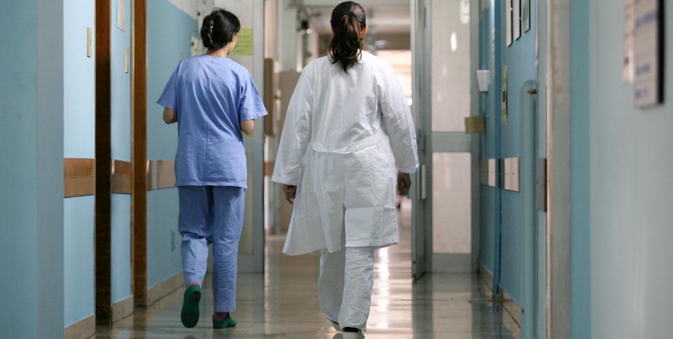 Firenze, gli ospedali si svuotano: 200 lavoratori a rischio. La Cgil: «Colpa di una norma assurda»