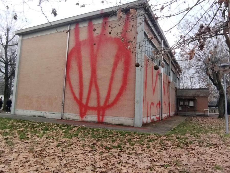 No-vax a Campogalliano: danni per migliaia di euro alle scuole medie