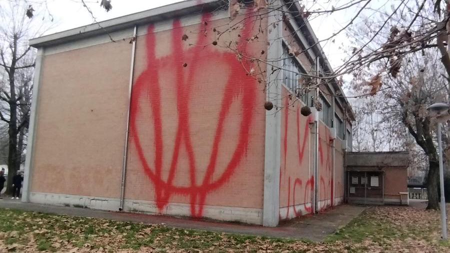 No-vax a Campogalliano: danni per migliaia di euro alle scuole medie