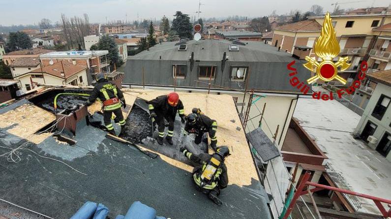 Incendio sul tetto di un condominio a Soliera, evacuate dieci famiglie