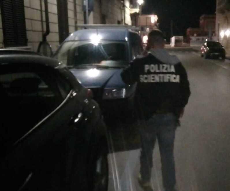 Anche la polizia Scientifica è intervenuta sul caso della violenta lite tra fratelli, terminata nel sangue. Sul posto anche vigili del fuoco, personale 118, e personale della Squadra anticrimine del commissariato