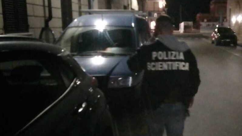 Anche la polizia Scientifica è intervenuta sul caso della violenta lite tra fratelli, terminata nel sangue. Sul posto anche vigili del fuoco, personale 118, e personale della Squadra anticrimine del commissariato