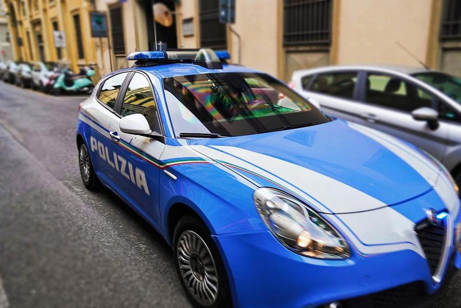 Rimane bloccato sotto un armadio per tre giorni, salvato dalla polizia che fa irruzione in casa