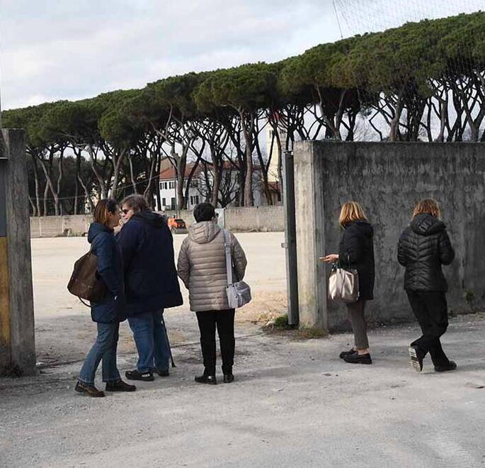 Il sopralluogo della commissione lavori pubblici al campo dei pini dove cominceranno i lavori per ospitare i moduli destinati ad accogliere gli studenti della Taliercio durante la ristrutturazione (con fondi Pnrr) del loro plesso scolastico a Marina di Carrara