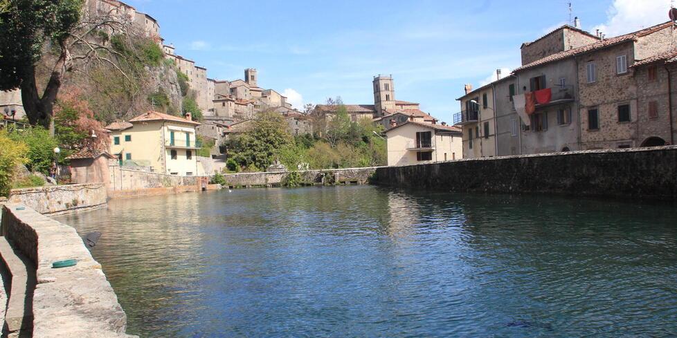 Il terziere Montecatino visto dalla Peschiera (foto d’archivio)