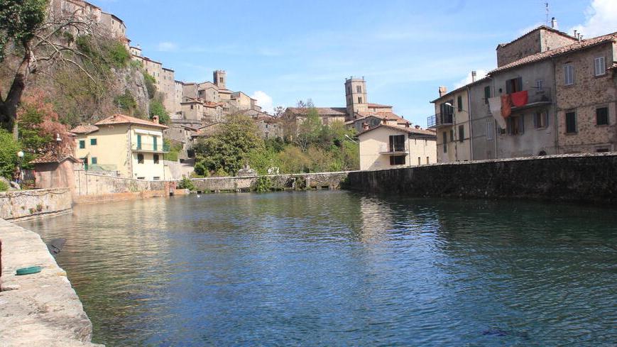 Il terziere Montecatino visto dalla Peschiera (foto d’archivio)