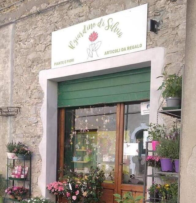 L'esterno del negozio di Silvia a Monterotondo Marittimo