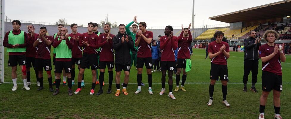 Il saluto della squadra ai tifosi dopo la vittoria contro il Ghiviborgo