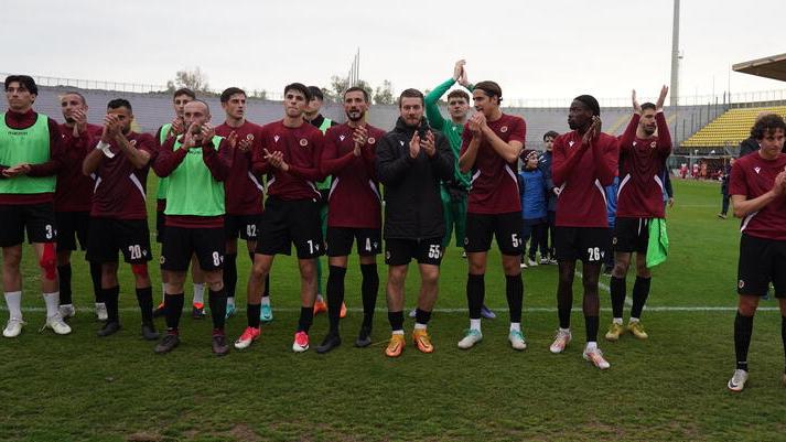Il saluto della squadra ai tifosi dopo la vittoria contro il Ghiviborgo