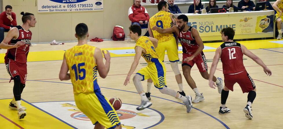 Fabrizio Piccone in azione durante la gara contro Piacenza nella quale ha realizzato 19 punti superando i 1.000 punti in maglia gialloblù (foto Paolo Barlettani)