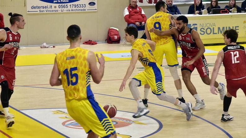Fabrizio Piccone in azione durante la gara contro Piacenza nella quale ha realizzato 19 punti superando i 1.000 punti in maglia gialloblù (foto Paolo Barlettani)