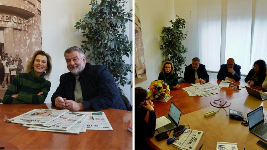 Daniela Poggi con il direttore del Tirreno Cristiano Marcacci e durante la riunione dell'ufficio centrale (Foto Franco Silvi)