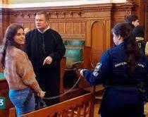 Il caso di Ilaria Salis: le catene cancellano la dignità